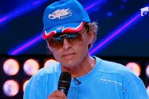 A venit la '' X Factor'' cu ochelari de soare să impresioneze, dar a dat-o în bară / VIDEO