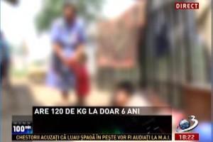 Caz şocant! Un copil de 6 ani din Dolj cântăreşte 83 de kg! Familia îl ţine în curte aproape dezbrăcat! / Video